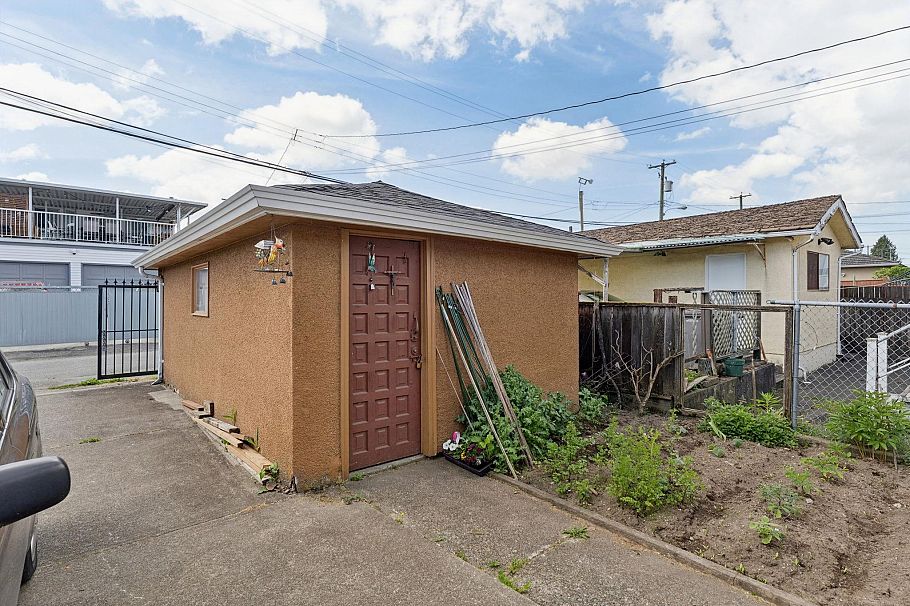 2248 Mannering Avenue Vancouver, BC - 22