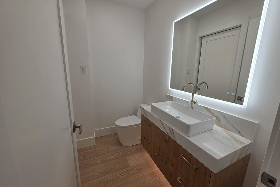 2570 W 2nd Avenue Vancouver, BC - 8