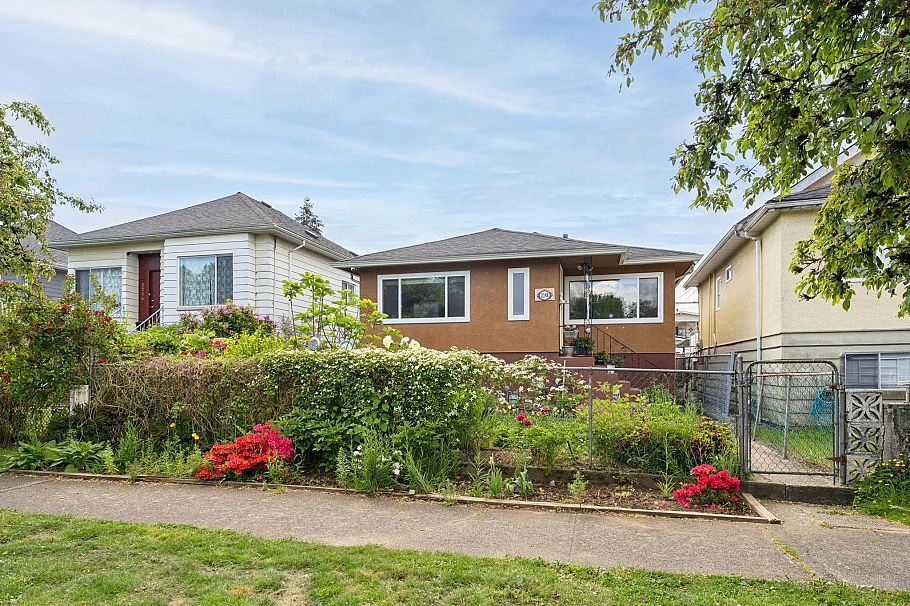 2248 Mannering Avenue Vancouver, BC - 1