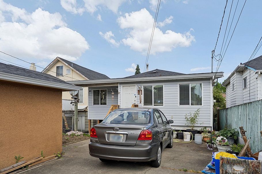 2248 Mannering Avenue Vancouver, BC - 24
