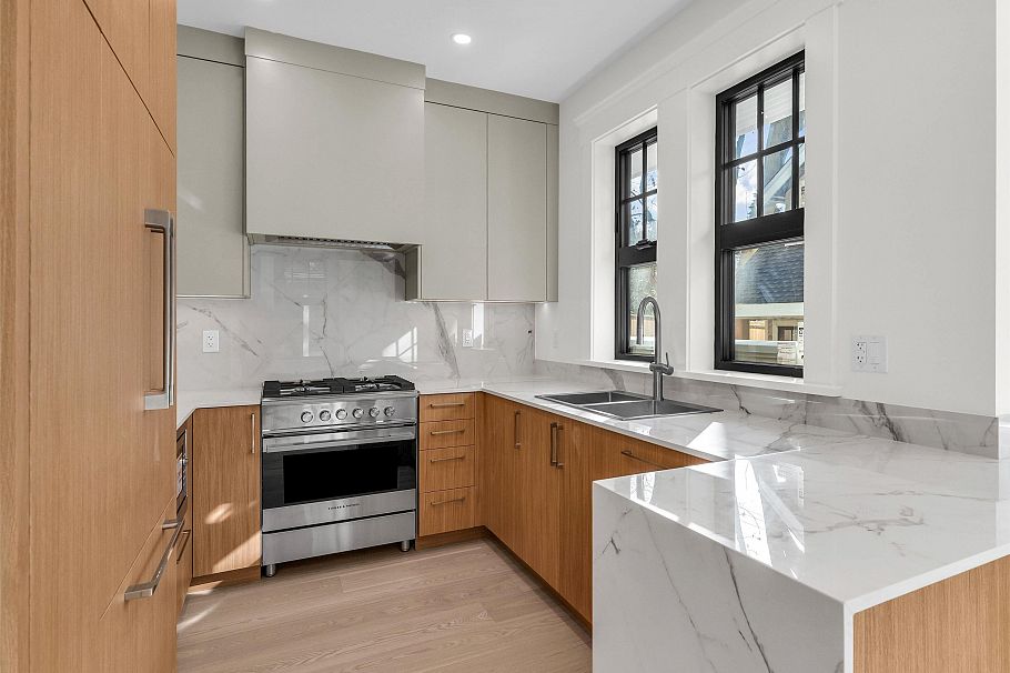 2568 W 2nd Avenue Vancouver, BC - 10