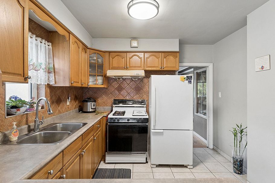 2248 Mannering Avenue Vancouver, BC - 14