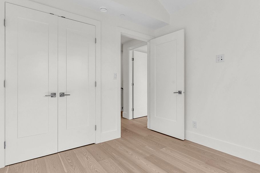 2568 W 2nd Avenue Vancouver, BC - 18