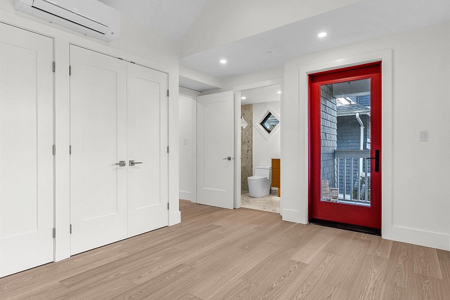 2568 W 2nd Avenue Vancouver, BC - 23