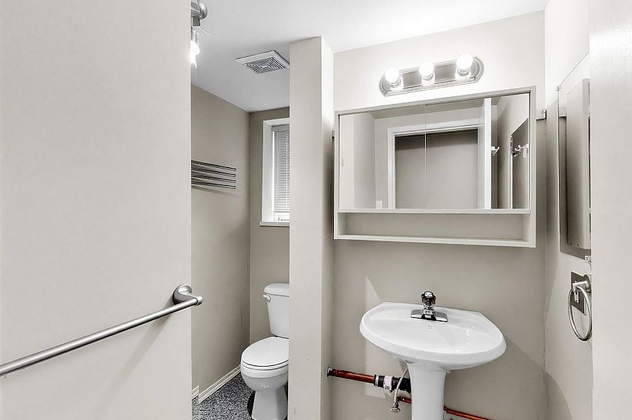 245 W 63rd Avenue Vancouver, BC - 8