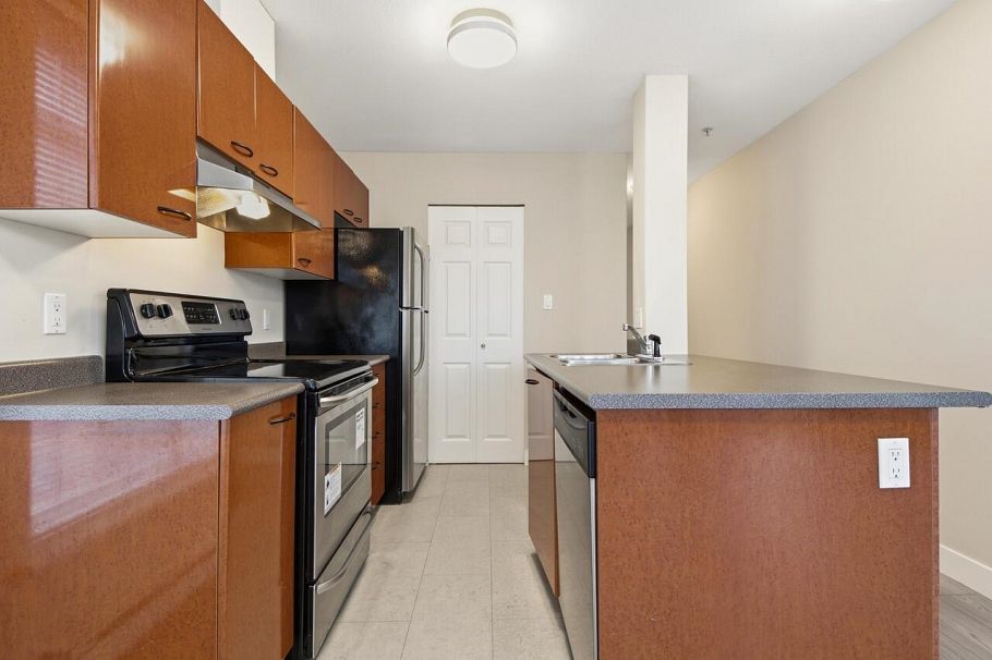 206 1688 E 8th Avenue Vancouver, BC - 5