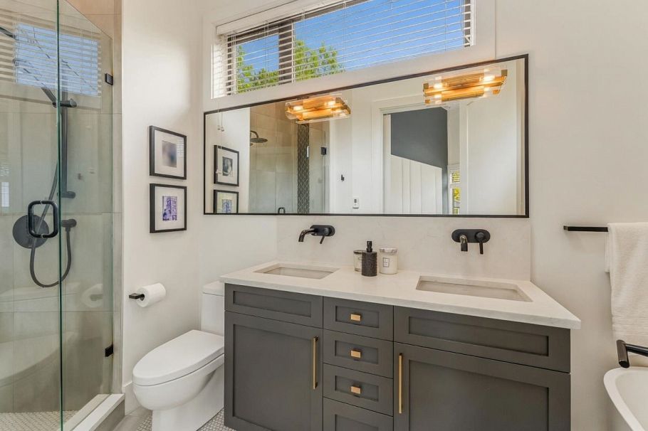 2107 N Grandview Highway Vancouver, BC - 24