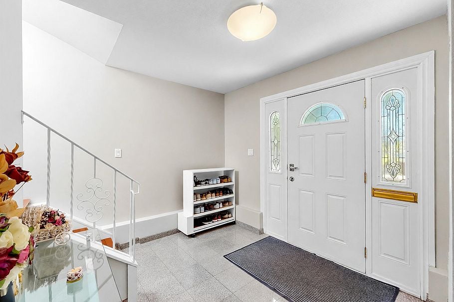 245 W 63rd Avenue Vancouver, BC - 2