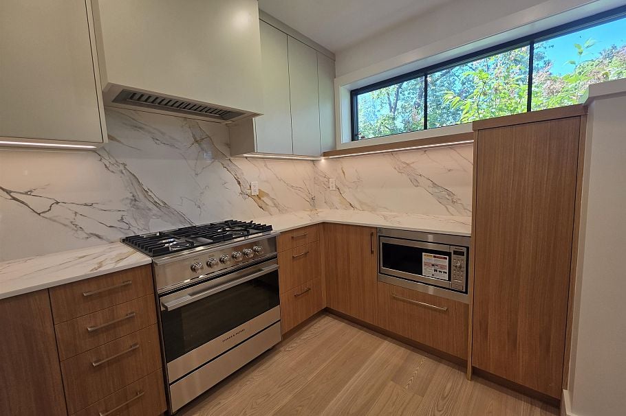 2570 W 2nd Avenue Vancouver, BC - 4