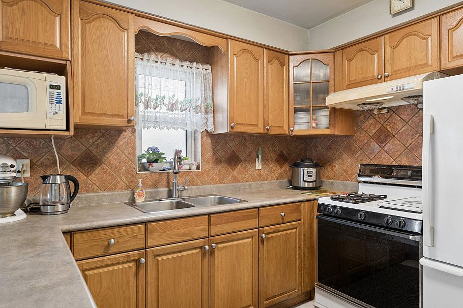 2248 Mannering Avenue Vancouver, BC - 13