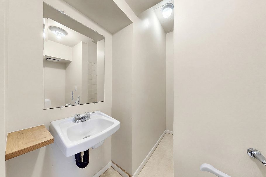 122 W 17th Avenue Vancouver, BC - 12