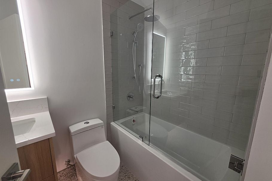 2570 W 2nd Avenue Vancouver, BC - 20