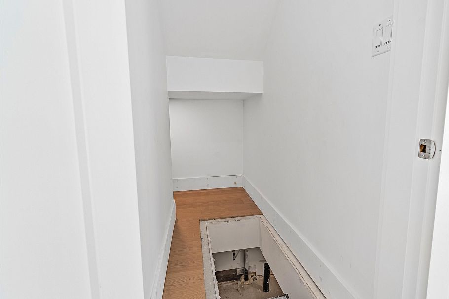 2568 W 2nd Avenue Vancouver, BC - 15