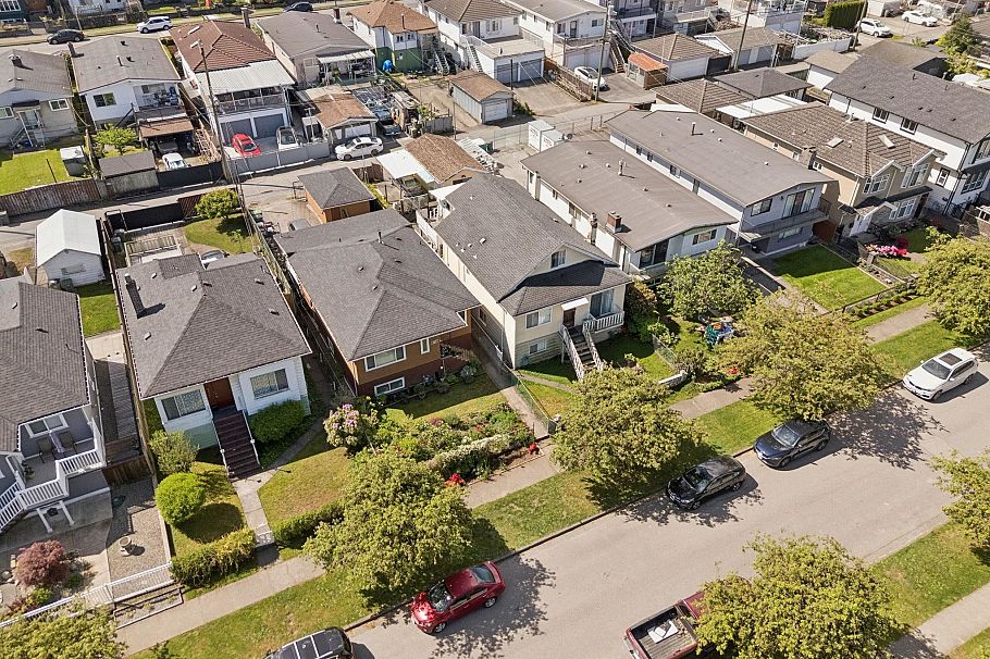 2248 Mannering Avenue Vancouver, BC - 32