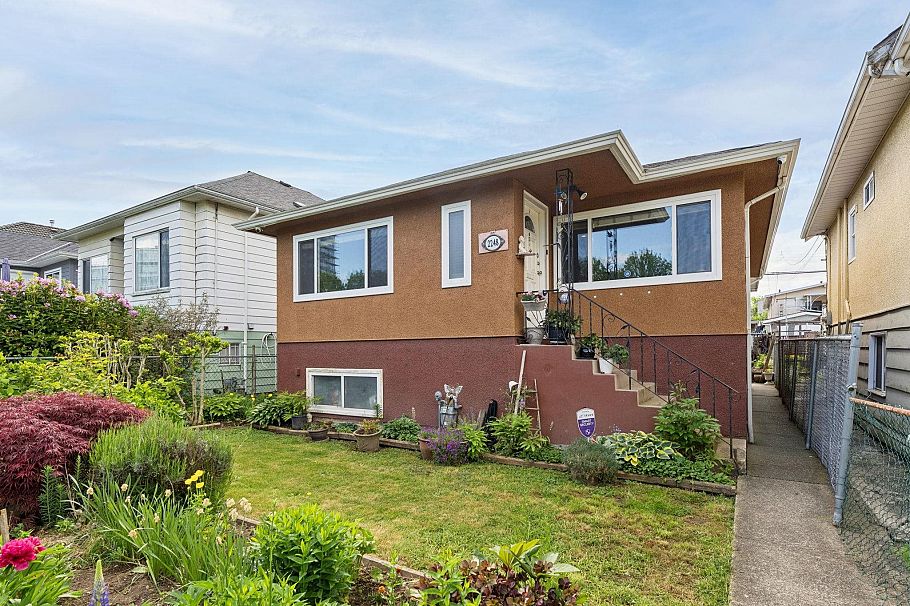 2248 Mannering Avenue Vancouver, BC - 2