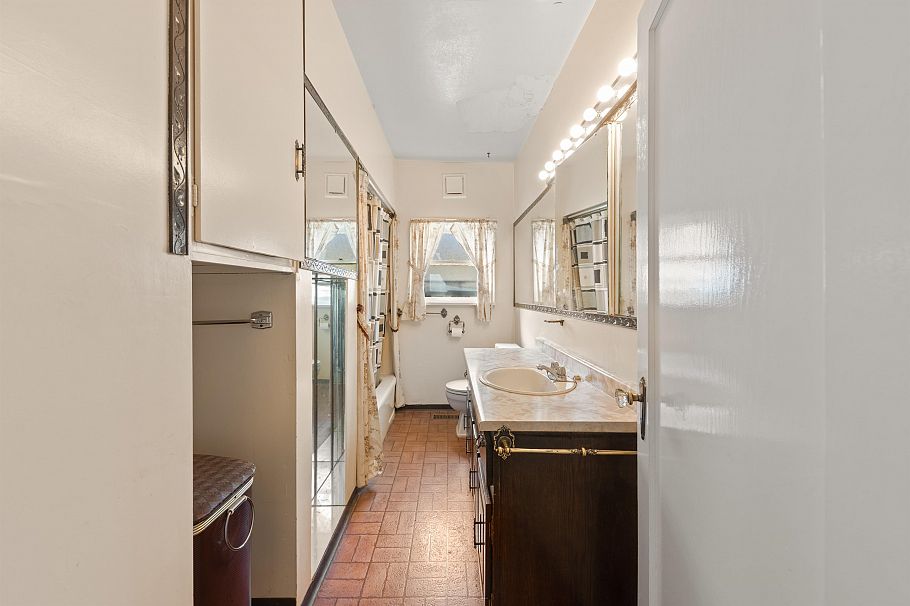 1266 E King Edward Avenue Vancouver, BC - 5