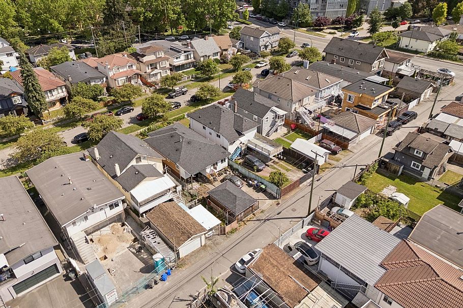 2248 Mannering Avenue Vancouver, BC - 29