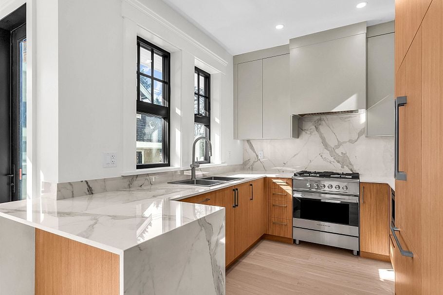 2566 W 2nd Avenue Vancouver, BC - 14