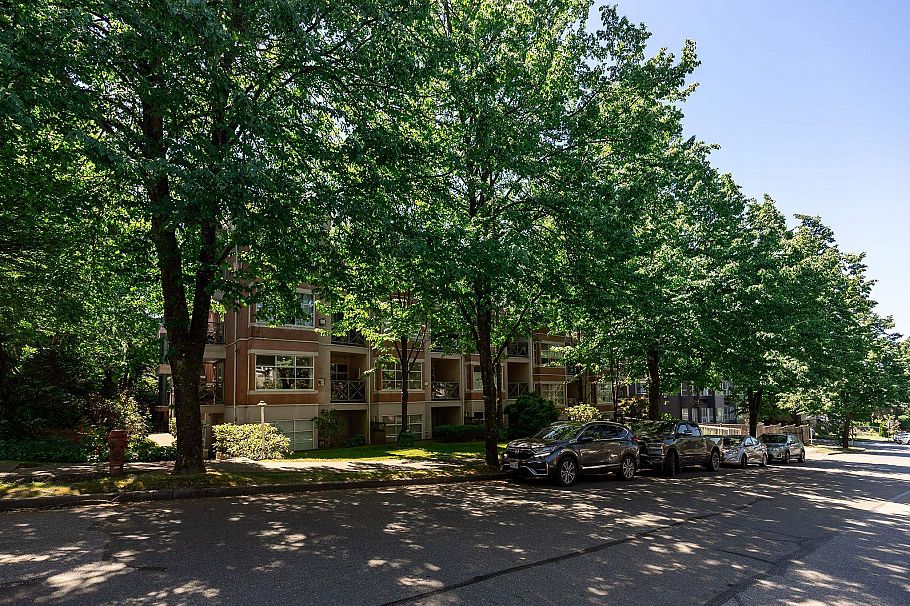 206 2388 Triumph Street Vancouver, BC - 2