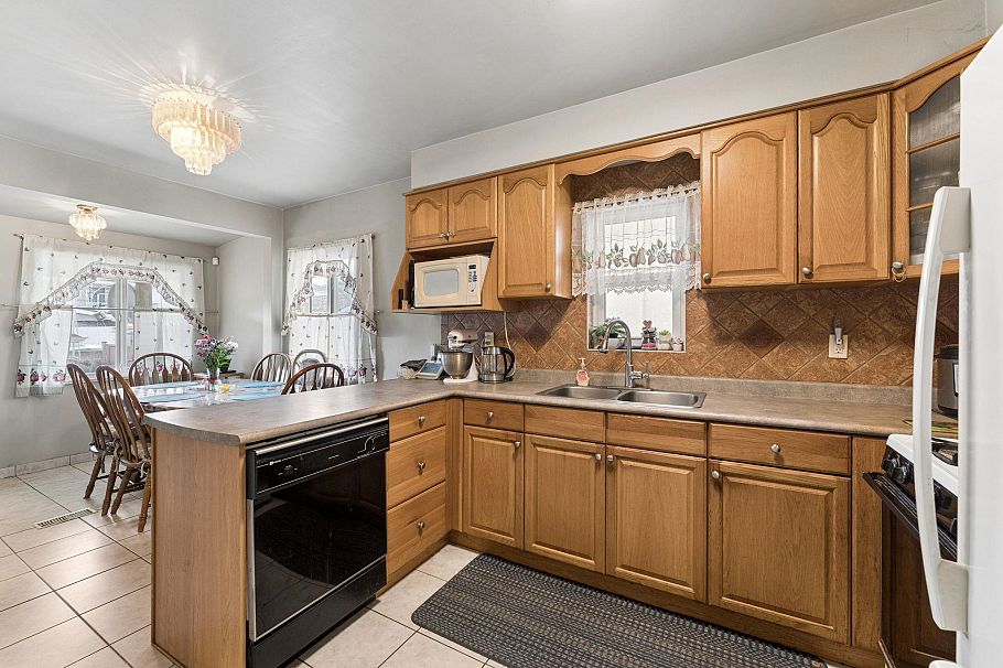 2248 Mannering Avenue Vancouver, BC - 12