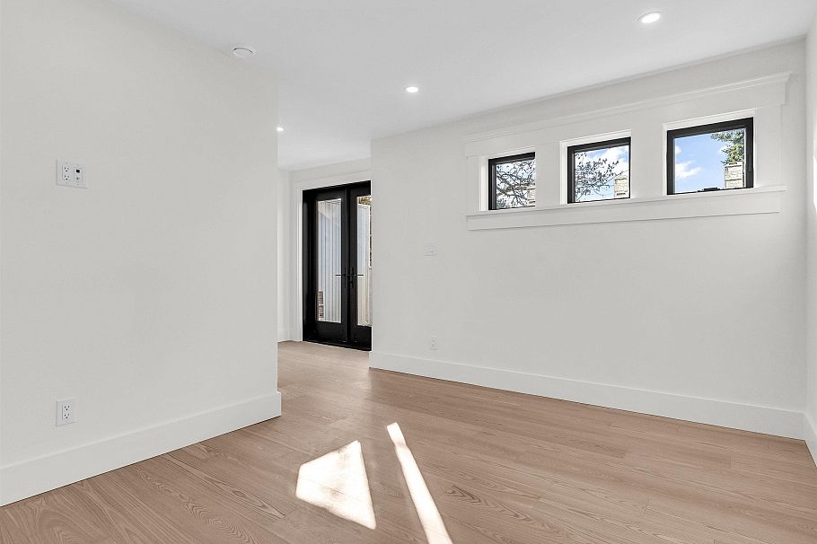 2568 W 2nd Avenue Vancouver, BC - 29