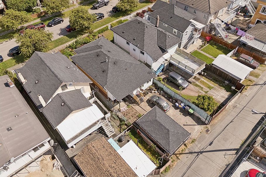 2248 Mannering Avenue Vancouver, BC - 30