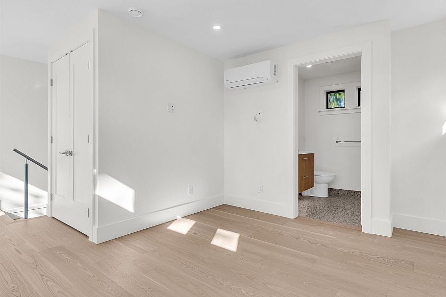 2566 W 2nd Avenue Vancouver, BC - 29