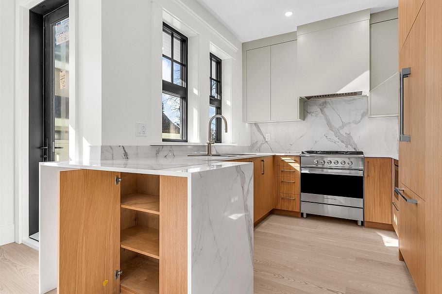 2566 W 2nd Avenue Vancouver, BC - 12