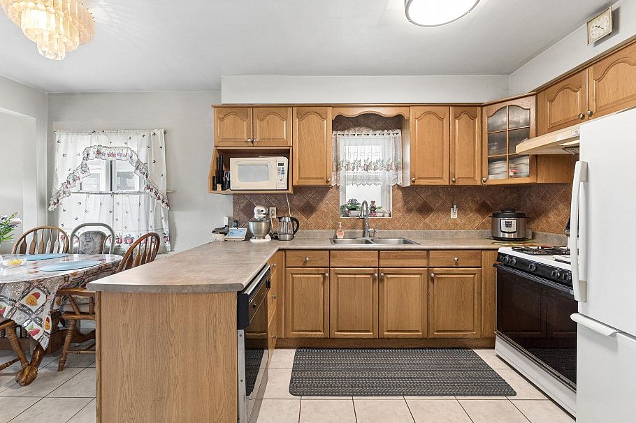 2248 Mannering Avenue Vancouver, BC - 10