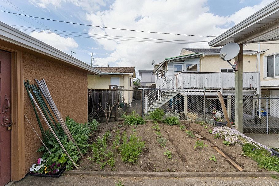 2248 Mannering Avenue Vancouver, BC - 21