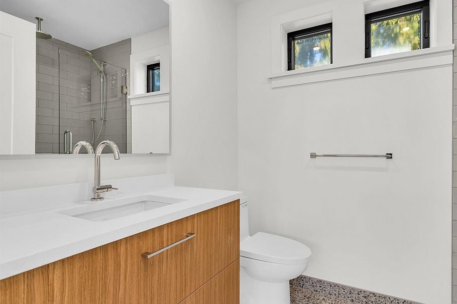2566 W 2nd Avenue Vancouver, BC - 36