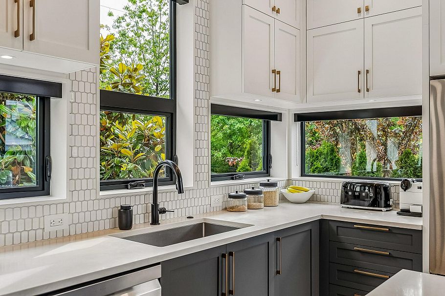 2107 N Grandview Highway Vancouver, BC - 9