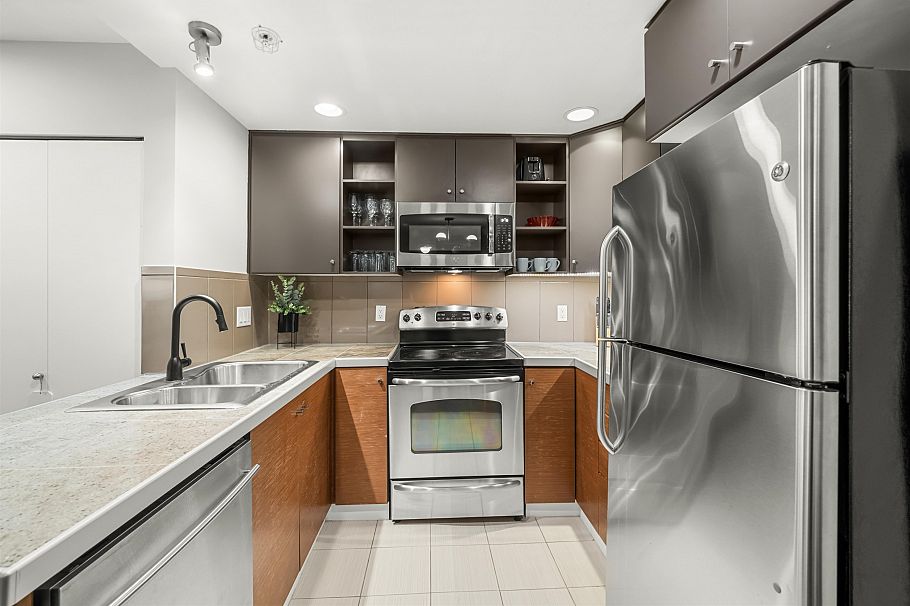 78 728 W 14th Street North Vancouver, BC - 4