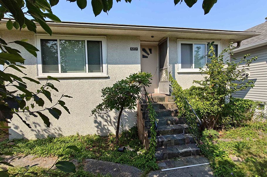2503 E 27th Avenue Vancouver, BC - 1