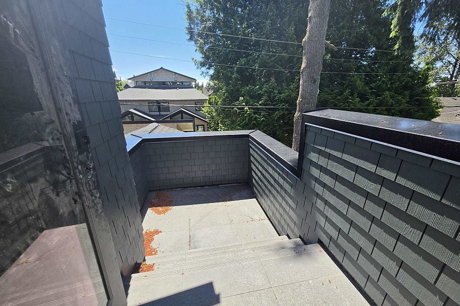 2570 W 2nd Avenue Vancouver, BC - 26