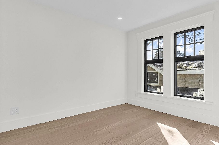 2568 W 2nd Avenue Vancouver, BC - 20