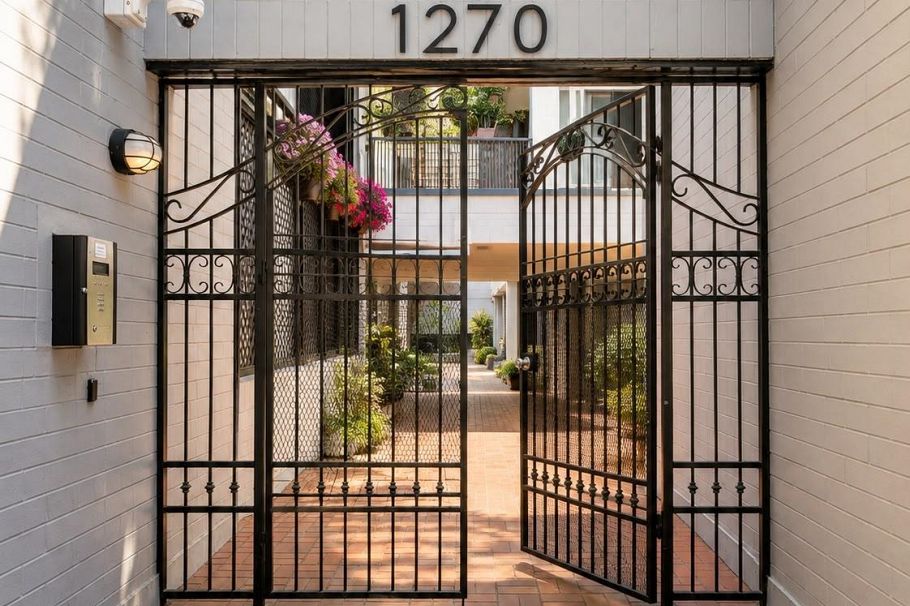605 1270 Robson Street Vancouver, BC - 1
