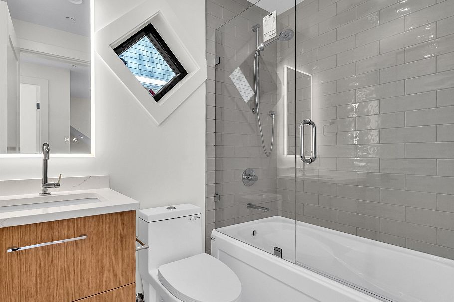 2568 W 2nd Avenue Vancouver, BC - 19