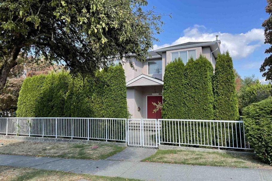 699 W 29th Avenue Vancouver, BC - 1