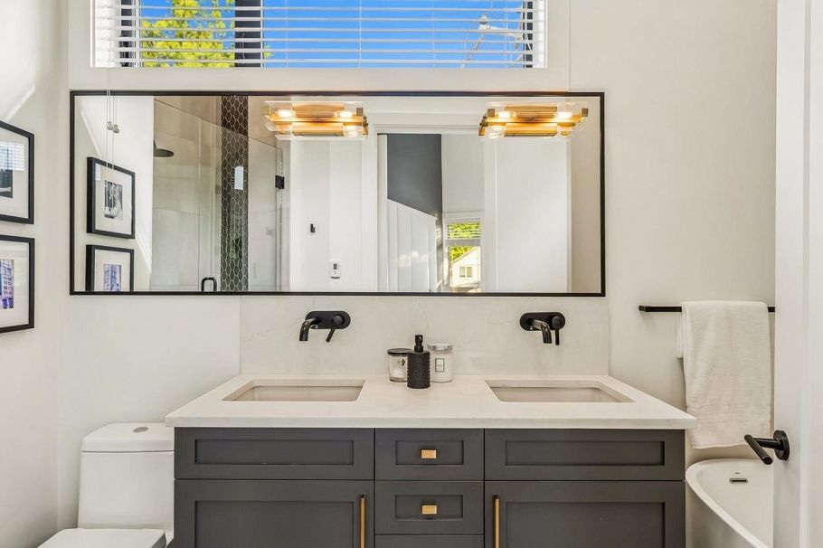 2107 N Grandview Highway Vancouver, BC - 25