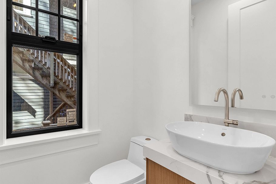 2568 W 2nd Avenue Vancouver, BC - 9