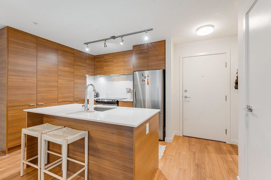313 1677 Lloyd Avenue North Vancouver, BC - 4