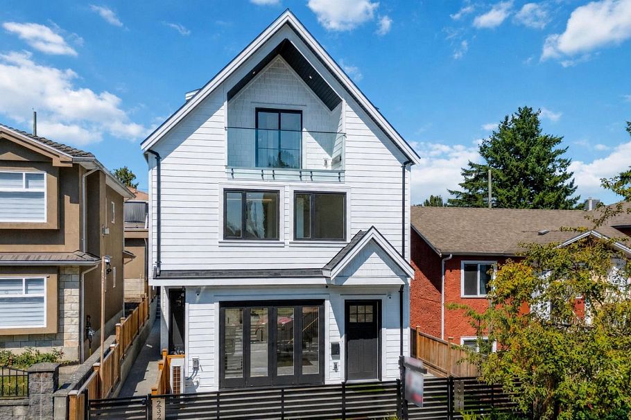 1 3271 E Georgia Street Vancouver, BC - 2