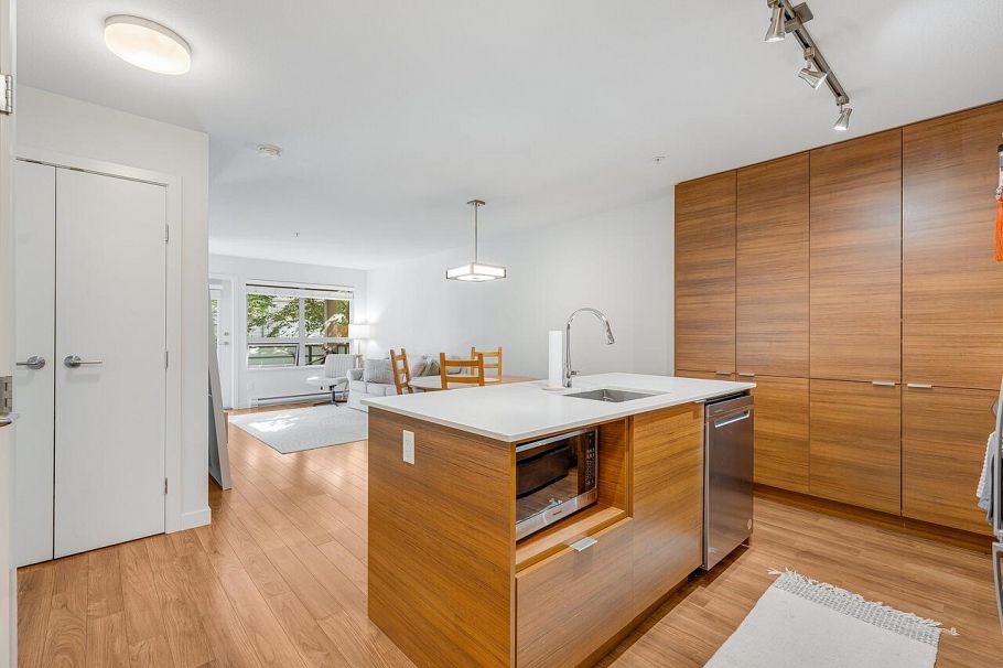 313 1677 Lloyd Avenue North Vancouver, BC - 2