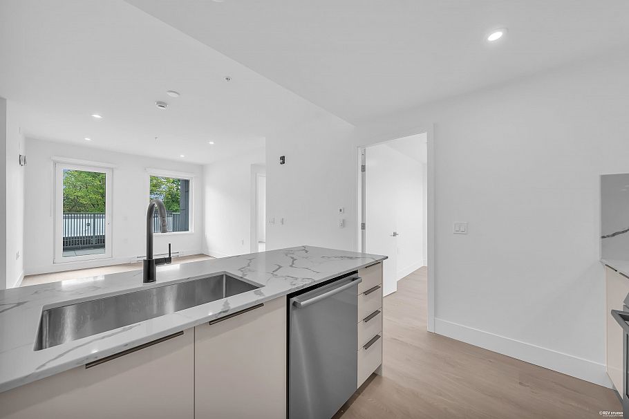 315 2250 E 1st Avenue Vancouver, BC - 4