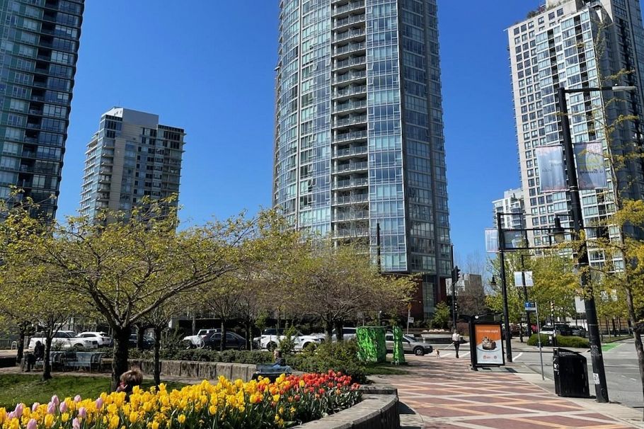 2002 1408 Strathmore Mews Vancouver, BC - 3