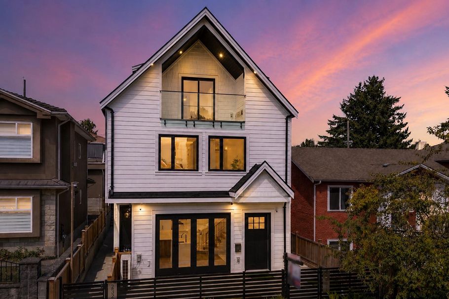 1 3271 E Georgia Street Vancouver, BC - 1