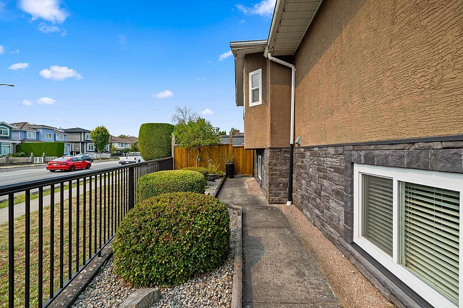 2515 E 45th Avenue Vancouver, BC - 39