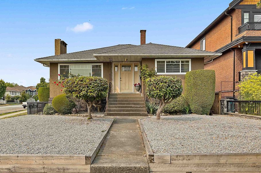 2515 E 45th Avenue Vancouver, BC - 1