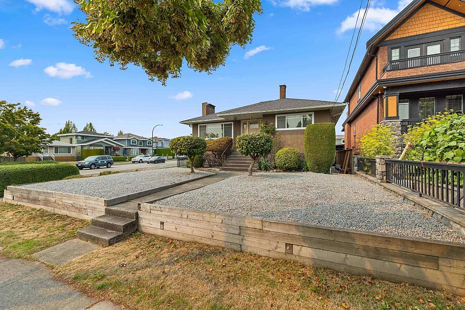 2515 E 45th Avenue Vancouver, BC - 2